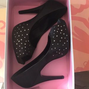 Lulu Townsend Black Sapphire Daphnie Pump 7.5